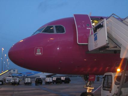 Aterizare la Charleroi-Bruxelles Sud, aeroport aflat la 55 km de Bruxelles. Avionul Airbus A320 cu care am zburat al companiei Wizz Air