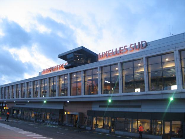 Aterizare la Charleroi-Bruxelles Sud, aeroport aflat la 55 km de Bruxelles. Avionul Airbus A320 cu care am zburat al companiei Wizz Air