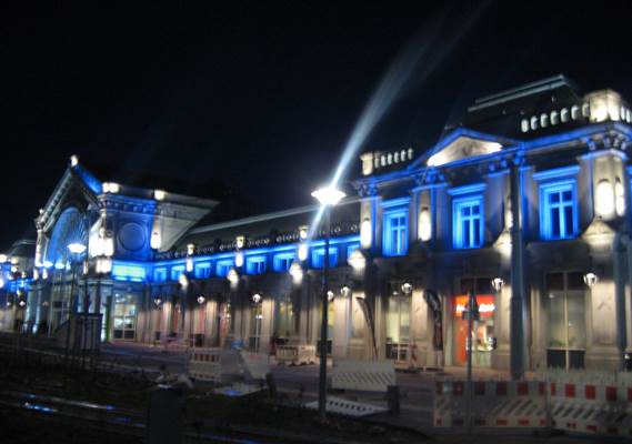 Am luat un autobus până la gara Charleroi  Sud  pe care am admirat-o în luminile serii